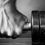 махи гантелями перед собой с гантелями техника