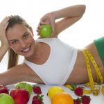 Правильное питание при занятиях фитнесом - девушка с яблоком