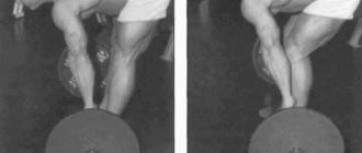 В становой тяге на прямых ногах, вопреки её названию, ноги в коленях следует держать чуть согнутыми на протяжении почти всего движения. На фотографии видно, как сильно округляется спина, если держать ноги прямыми в нижней точке упражнения.