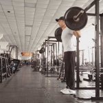 Выпады вперёд со штангой на плечах