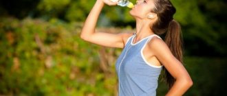 женщина пьет воду во время пробежки